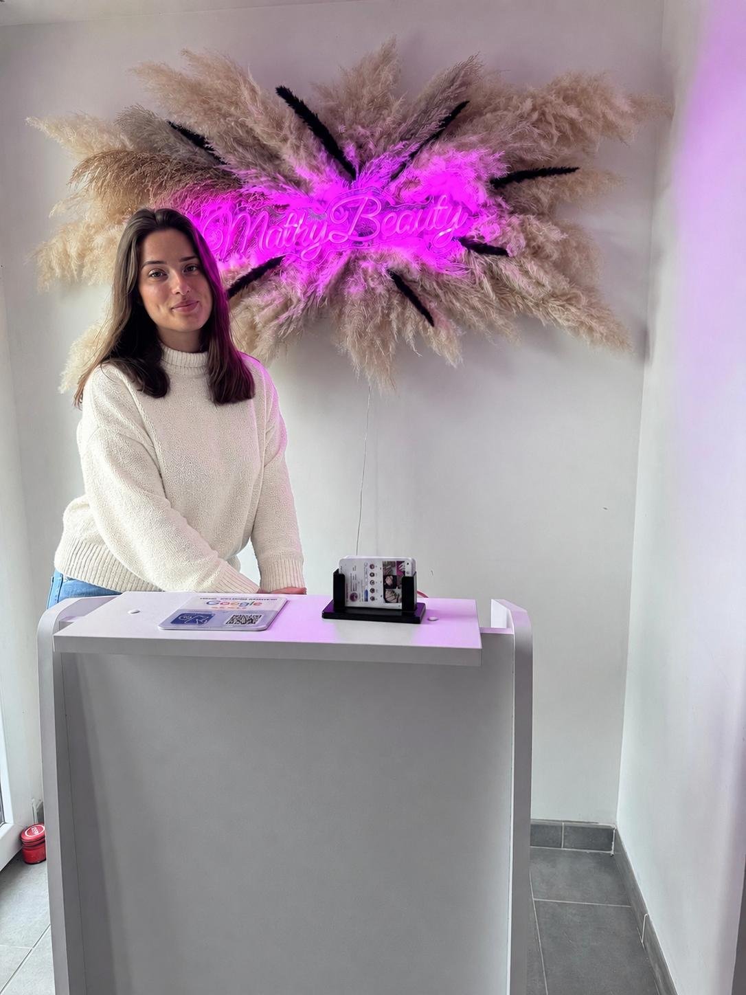 Mathilde dans son studio Mathy Beauty